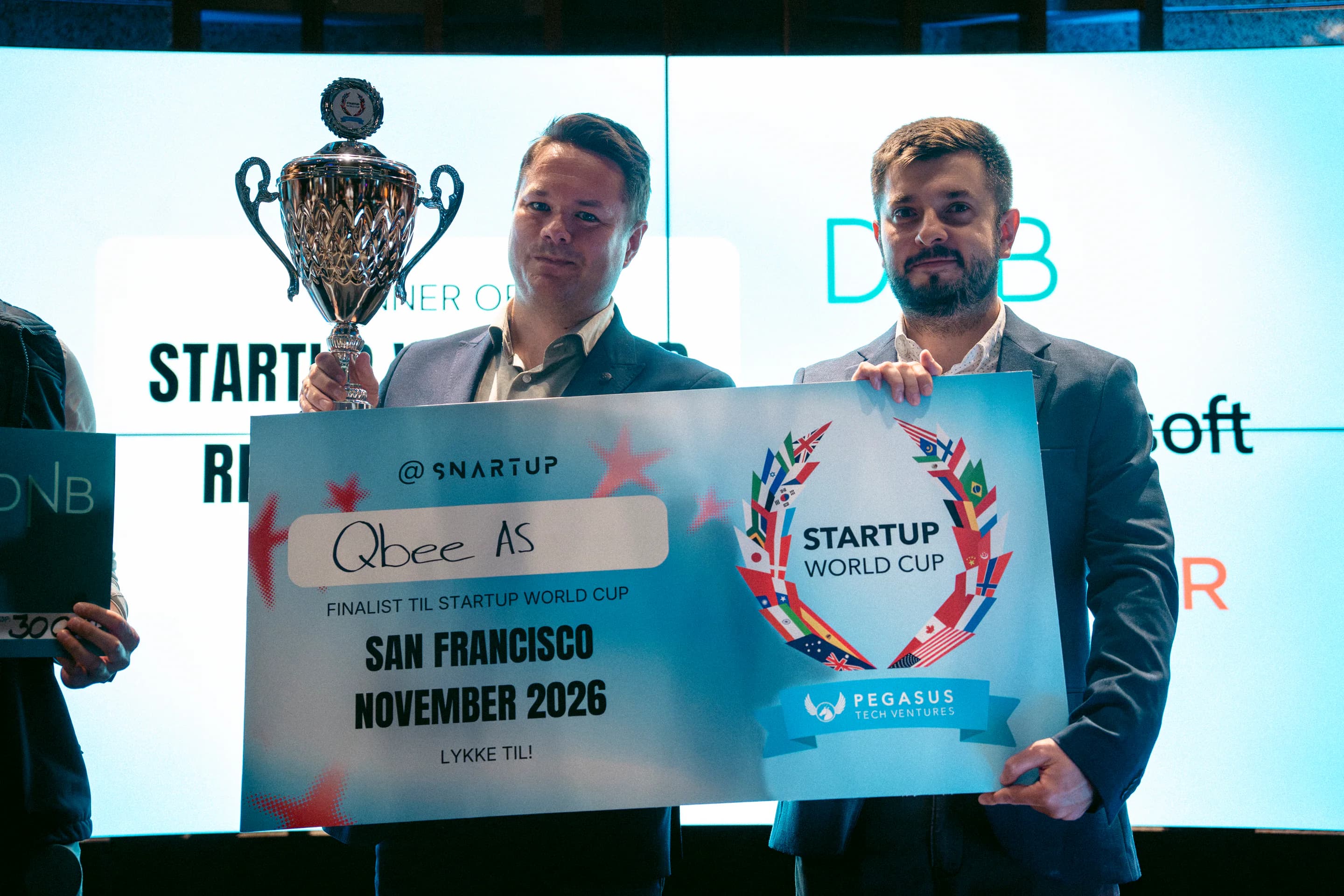 Qbee mottar hovedprisen i Startup World Cup under Snartup Festival