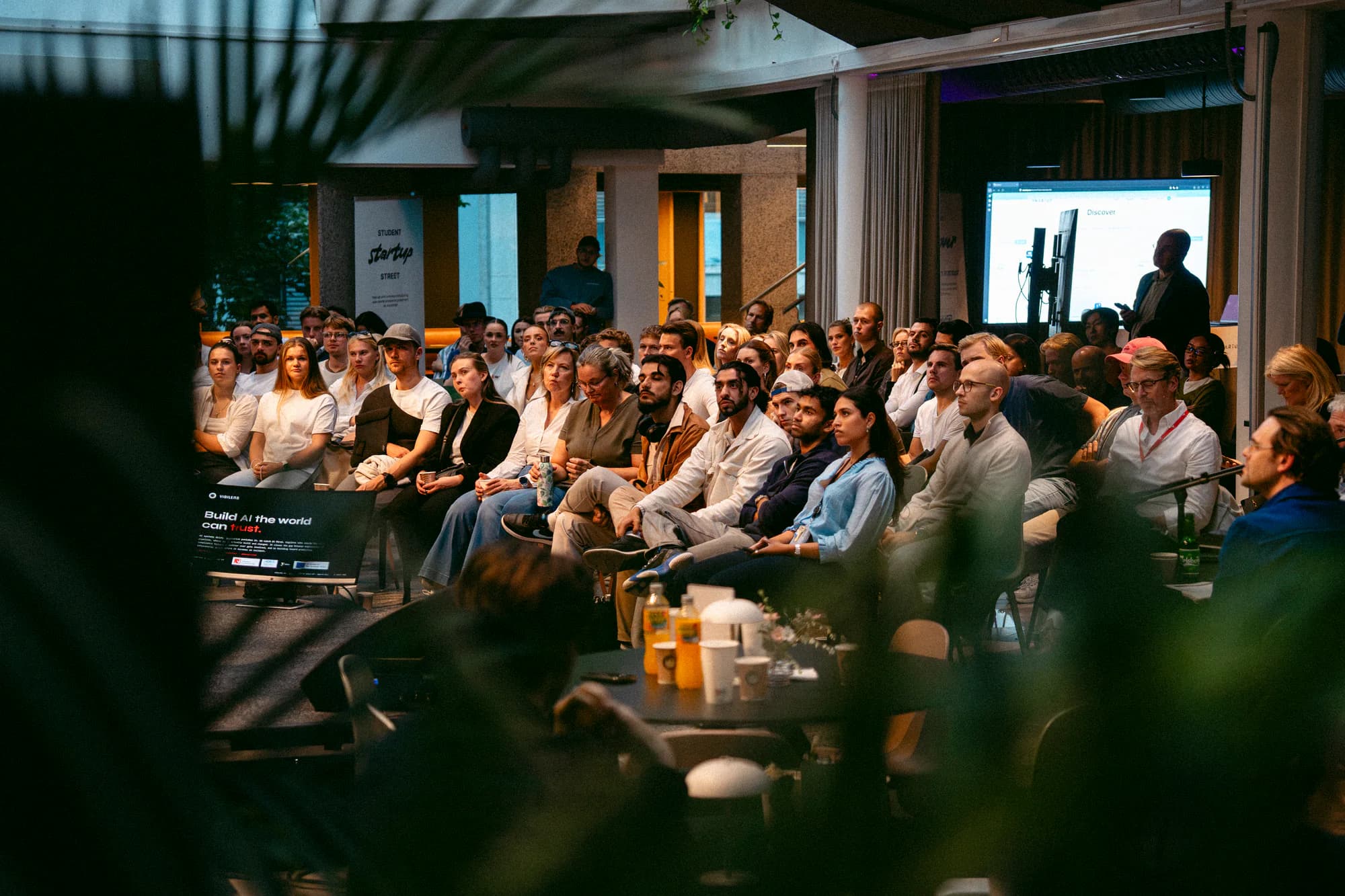 Publikum følger en presentasjon under Snartup Festival 2026