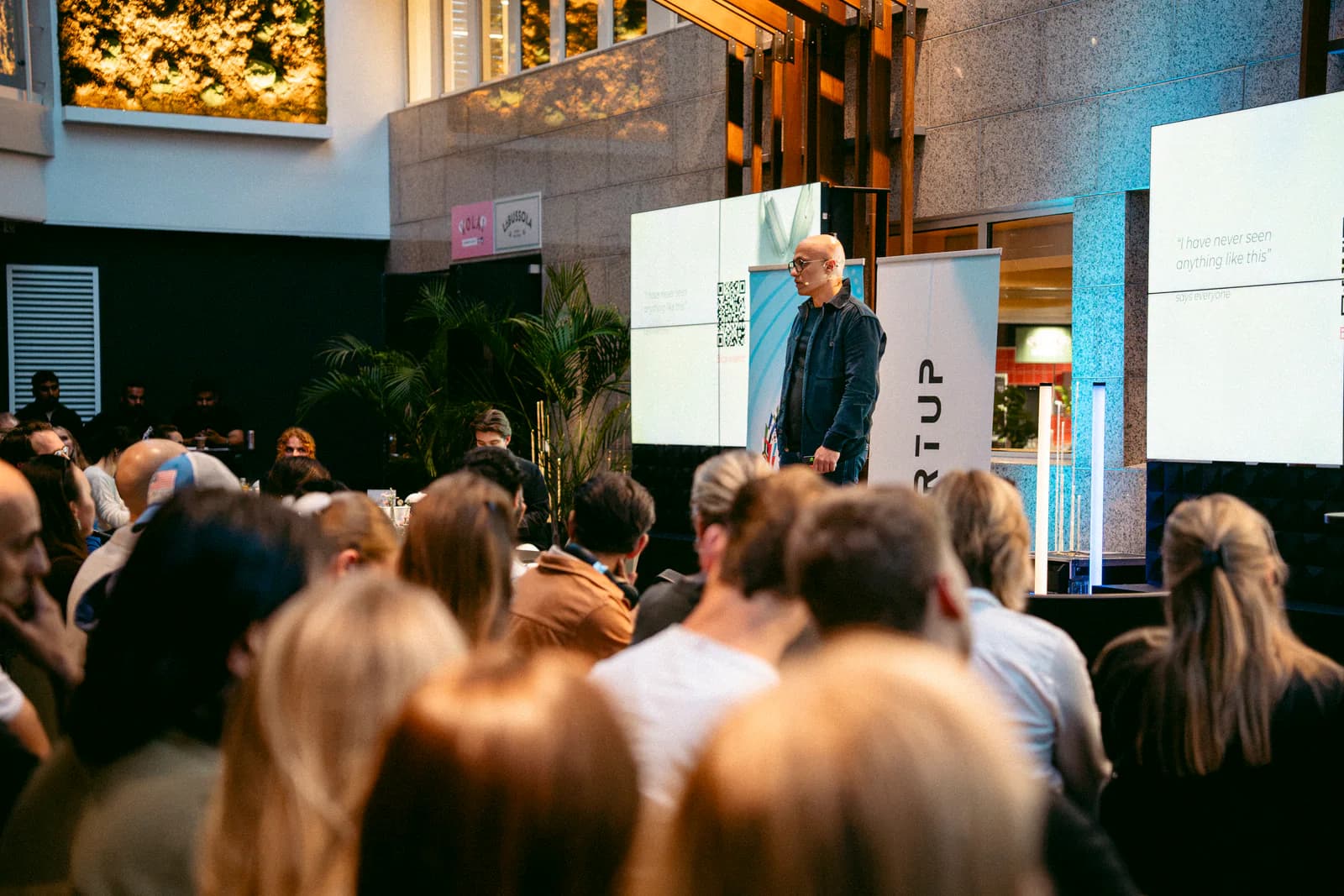 Foredragsholder og publikum under festivalprogrammet