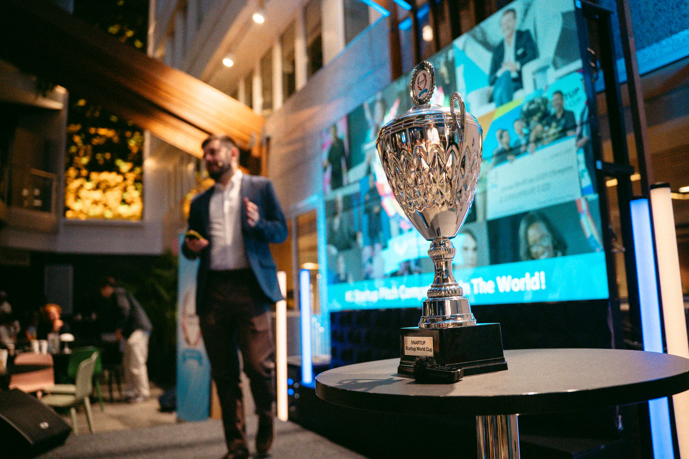 Startup World Cup-trofeet under pitchkonkurransen på Snartup Festival