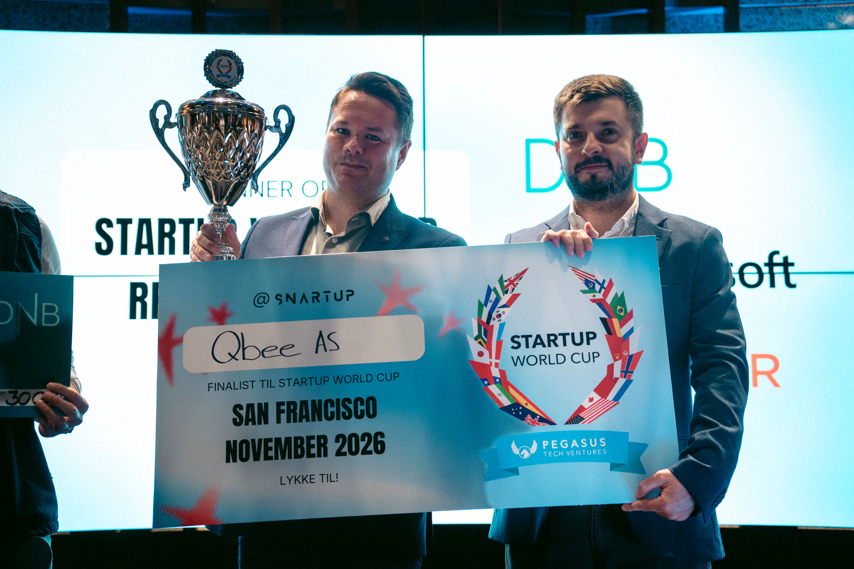 Qbee mottar hovedprisen i Startup World Cup under Snartup Festival
