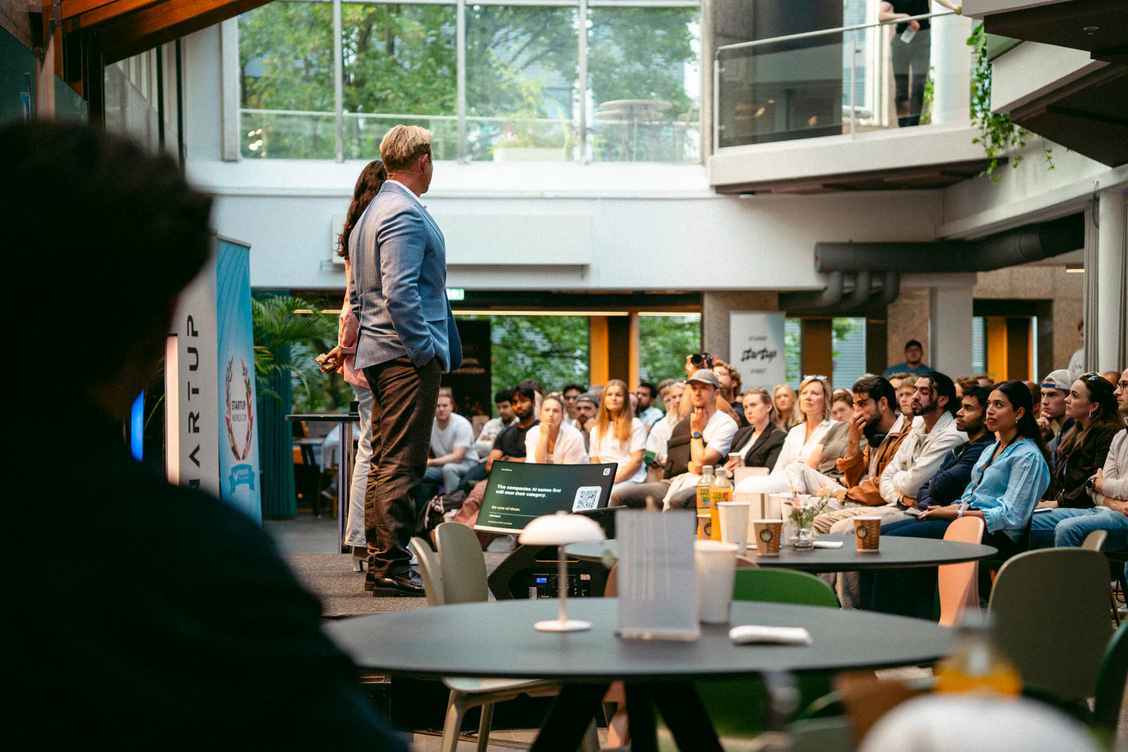 Publikum følger en presentasjon under Snartup Festival 2026