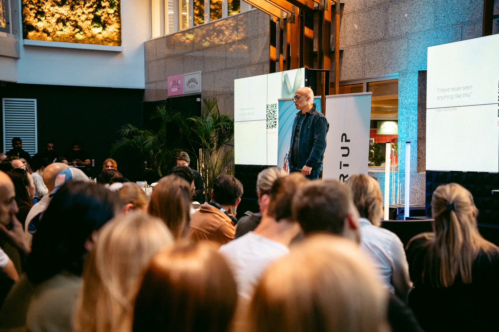 Foredragsholder og publikum under festivalprogrammet