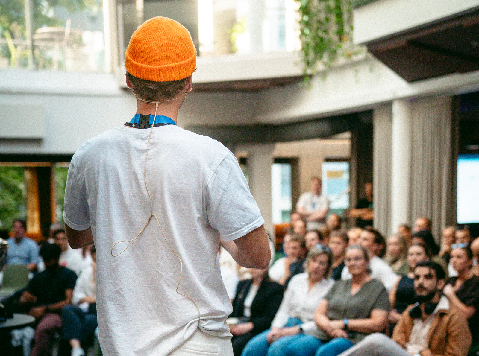 En foredragsholder møter publikum i innovasjonsmiljøet